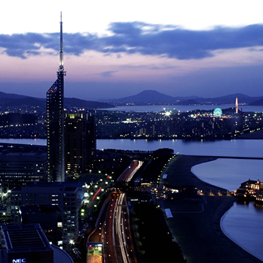 夜景イメージ(福岡タワー側) 写真提供:楽天トラベル