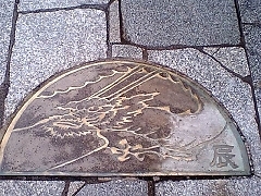 石段にある龍のレリーフ