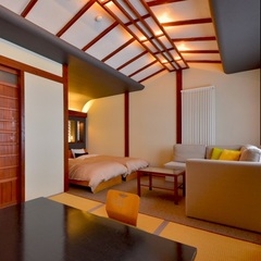 【特別室*のあざみ】ソファーに腰掛けると窓から「金精山(コンセイザン)」の 屏風岩が見えます♪