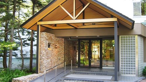 写真:風木立の川辺 紫明館