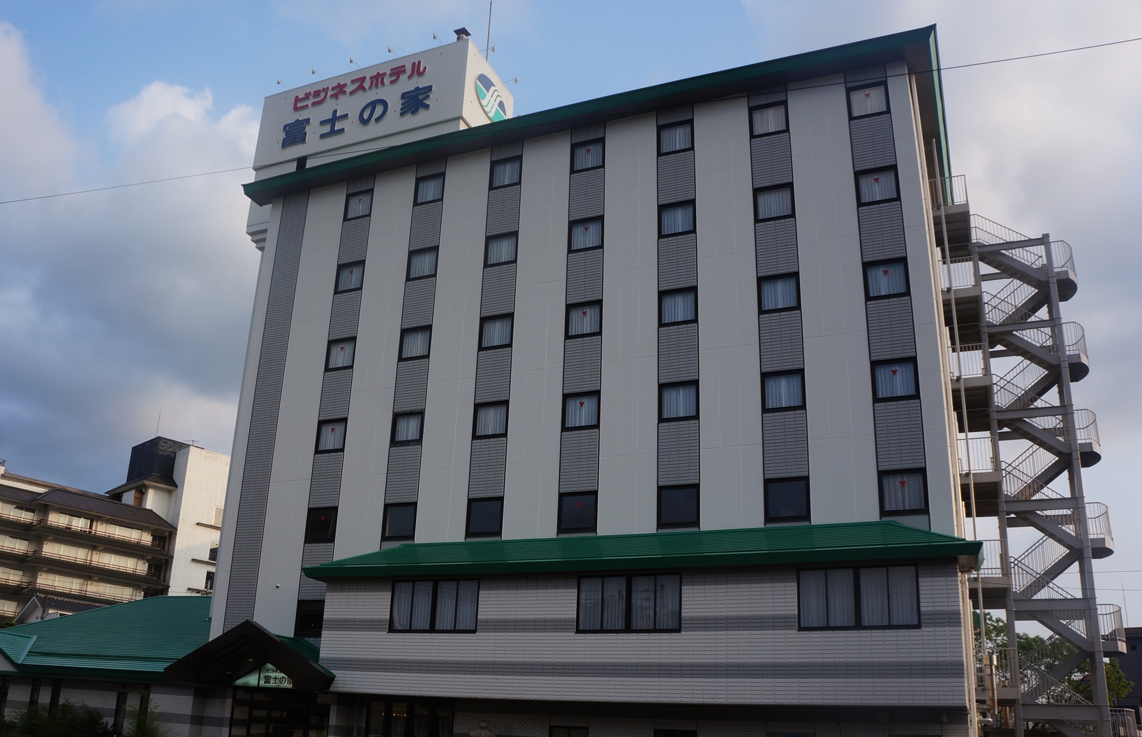 ビジネスホテル 富士の家 施設全景