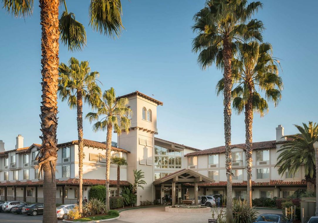 ダブルツリー バイ ヒルトン キャンベル プルーンヤード プラザ