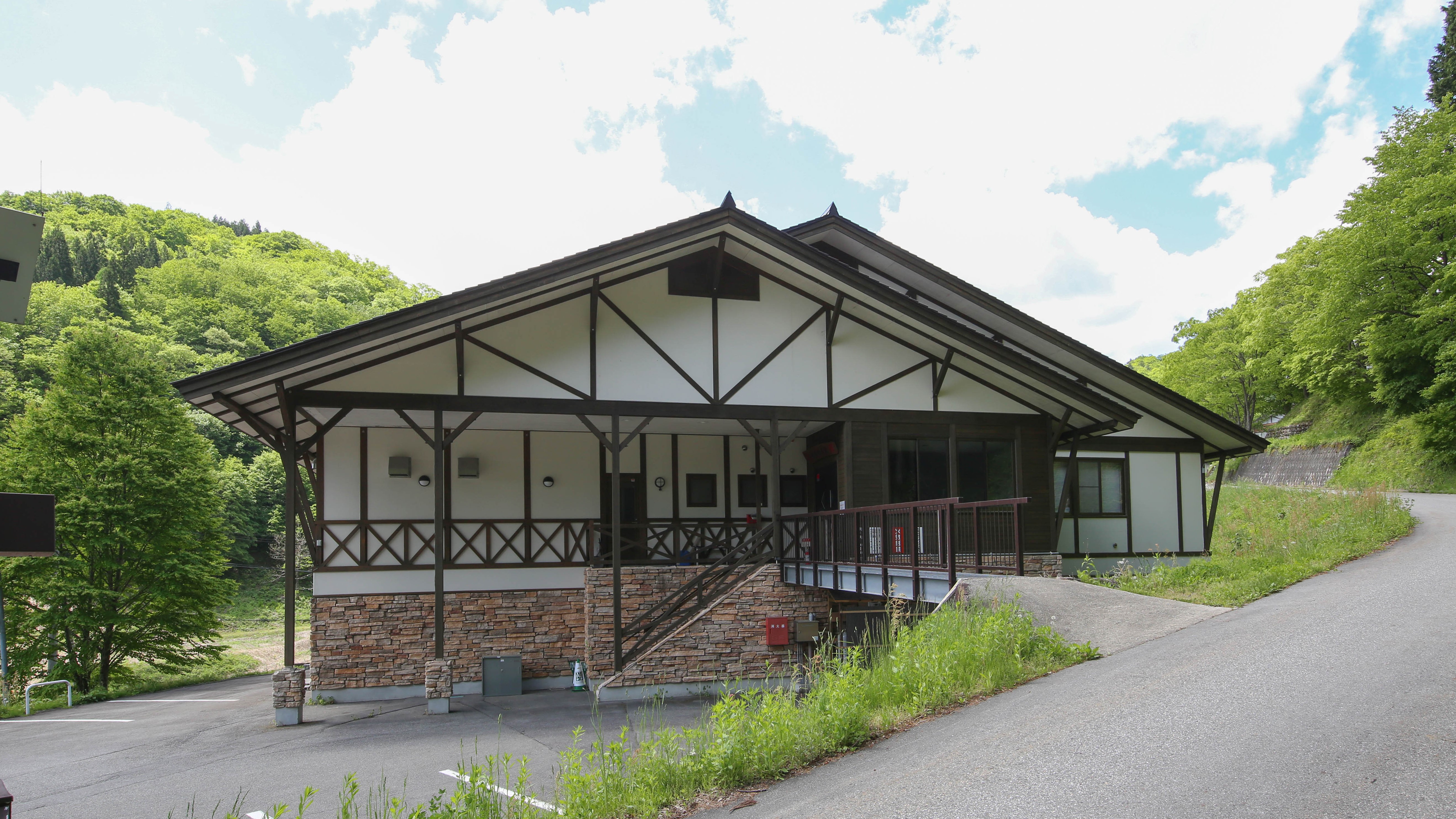 やまびこ館 施設全景