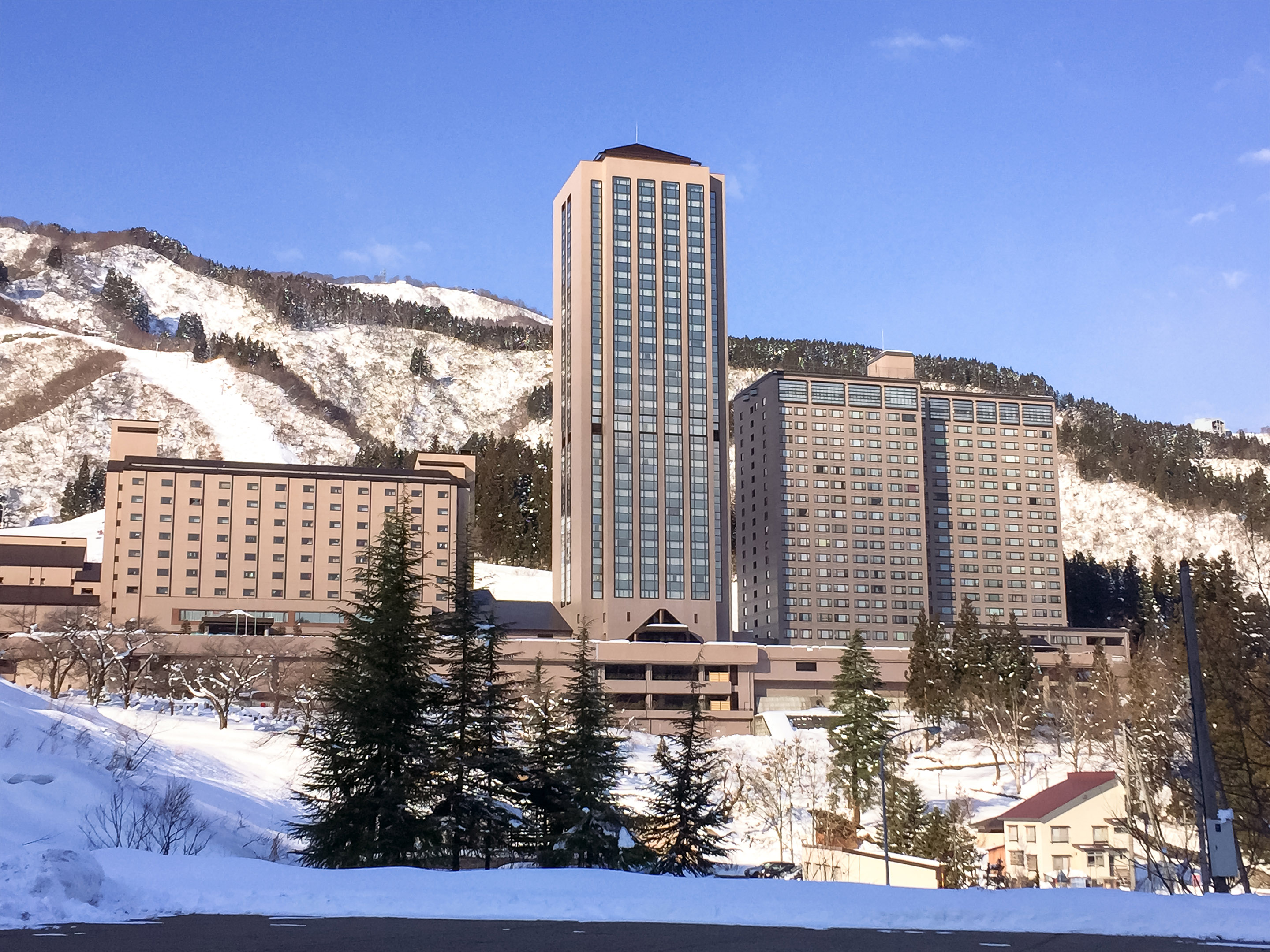 越後湯沢温泉ガーデンタワーホテル YRAXリゾート 施設全景