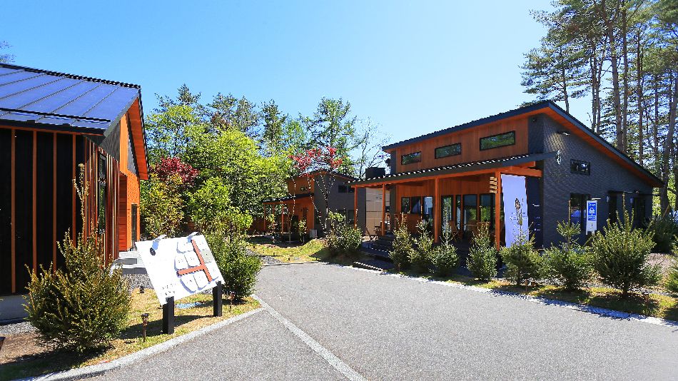 軽井沢 Q．CCCが軽井沢で開業した書店、建物のユニークな特徴は何？ | 日経