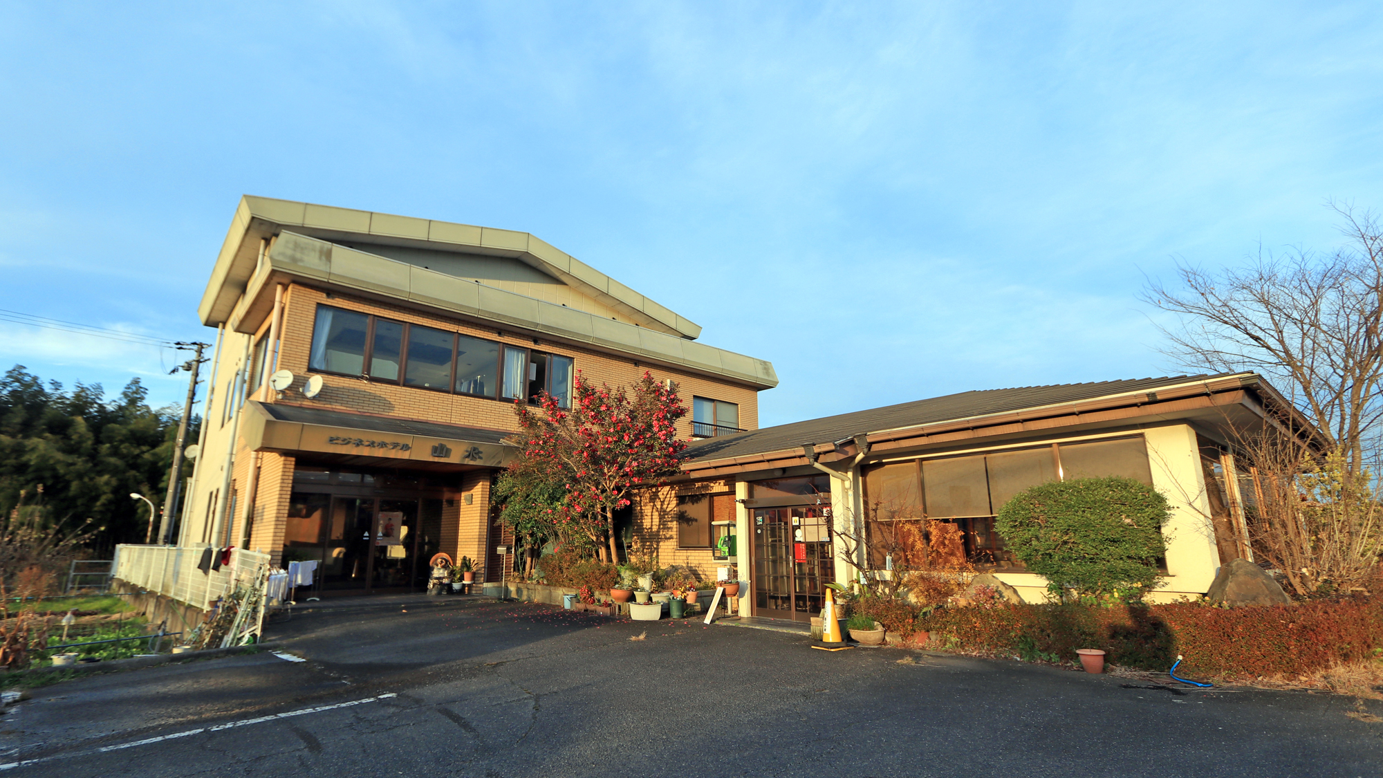 ビジネスホテル・レストラン山水 施設全景