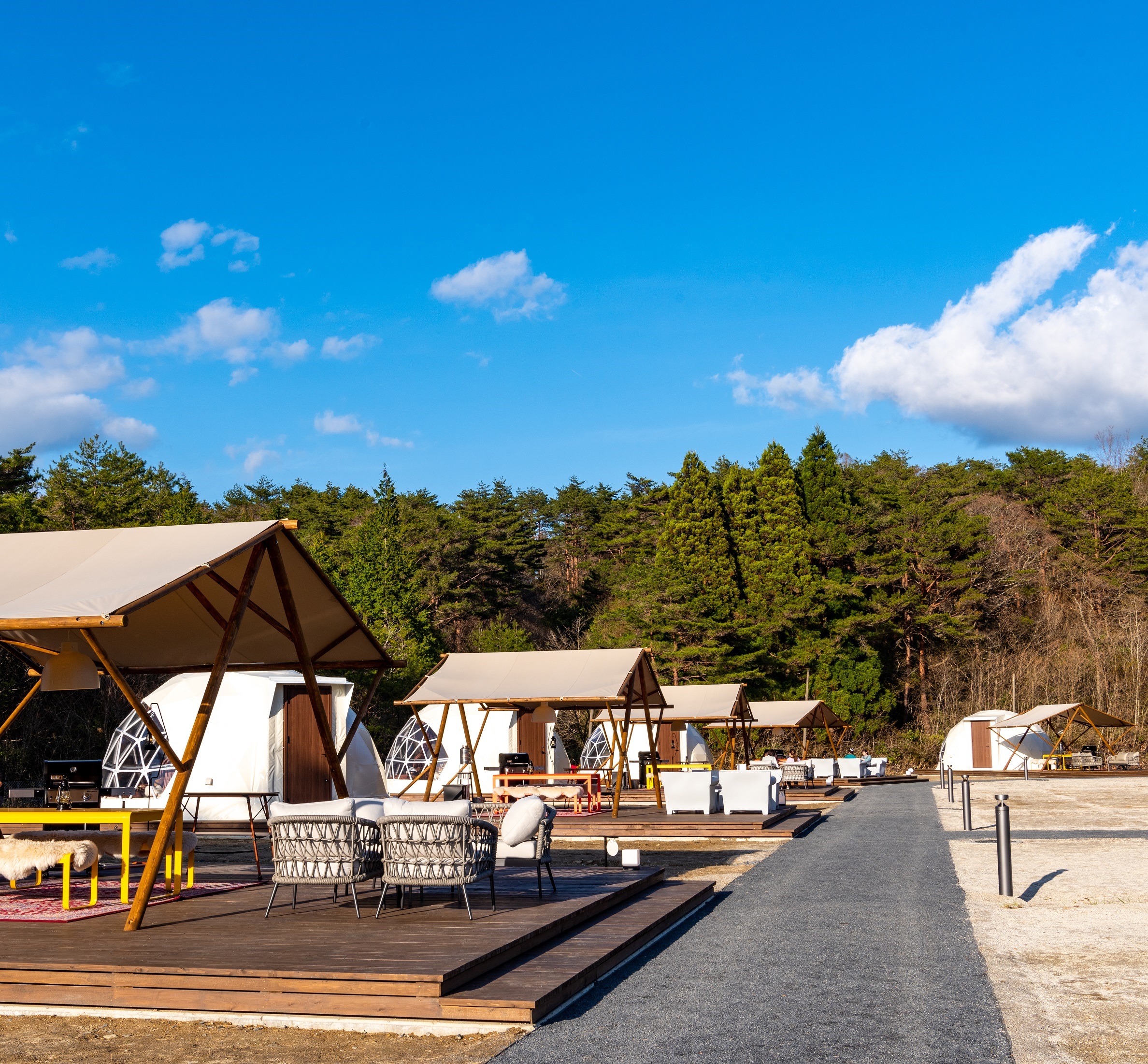 根の上アウトドアパーク恵那 保古グランピング 施設全景