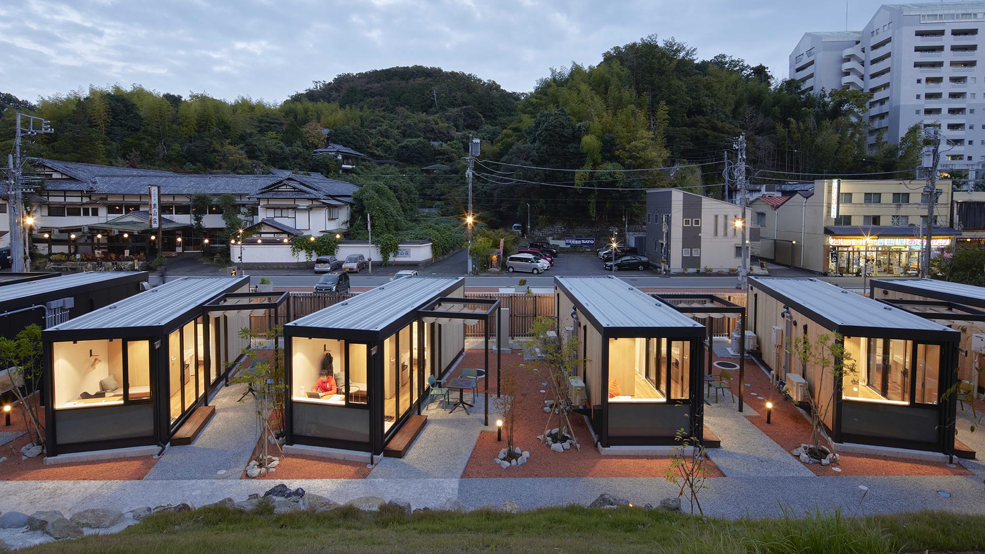 温泉街のコンテナホテル「さかなやステイ」 施設全景
