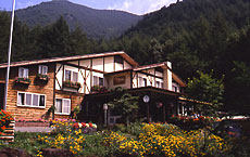 乳白色の天然温泉　貸切露天風呂の洋風湯宿　カントリーハウス渓山荘&nbsp;施設全景