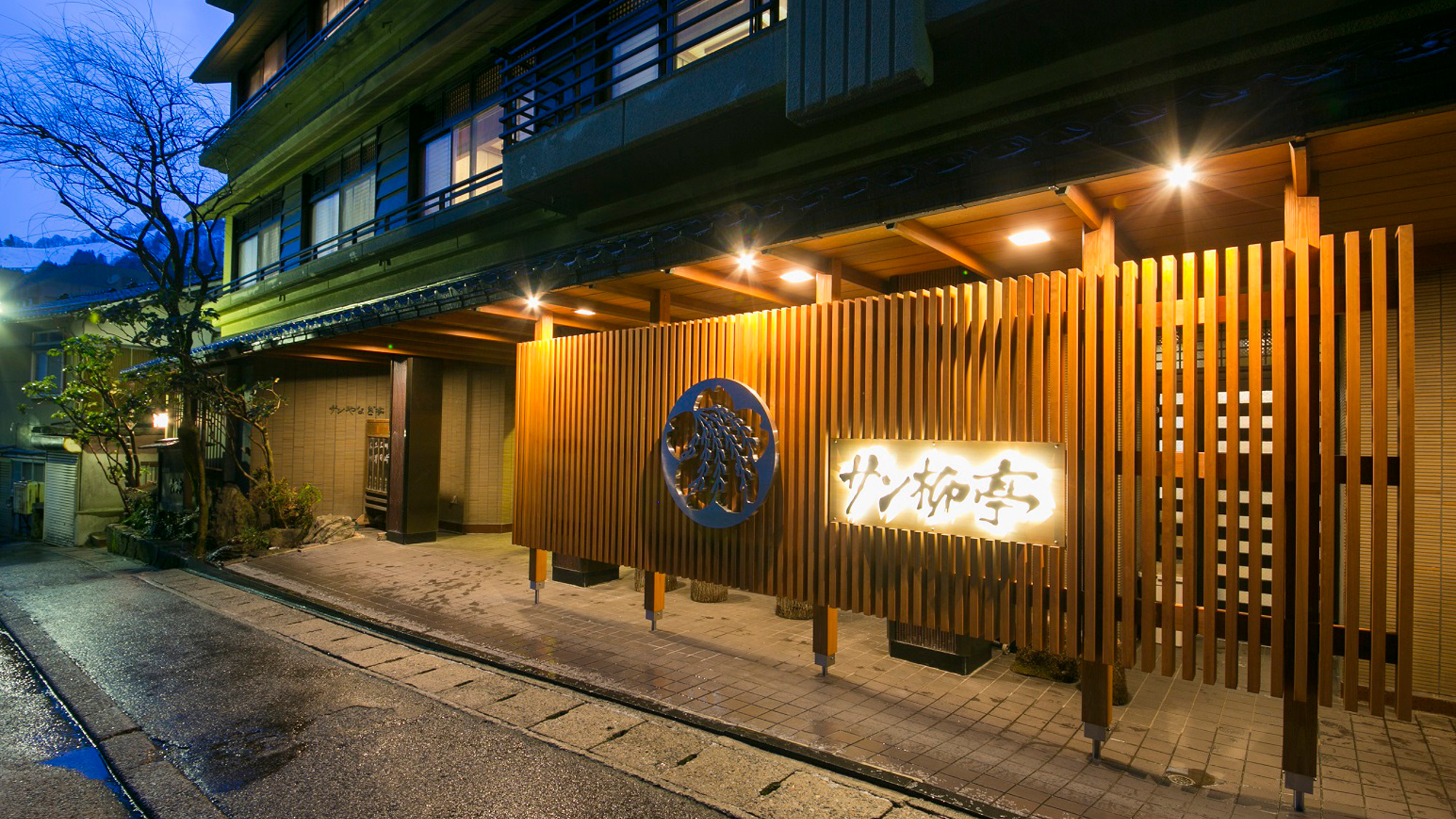 写真:人気の露天風呂客室と富山の旬菜美味 宇奈月温泉サン柳亭