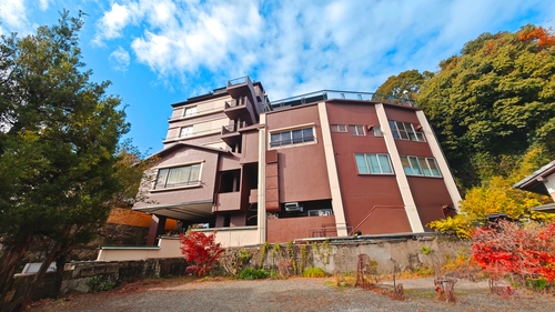 写真:着物で彩られた全館畳敷きの宿 楽山やすだ