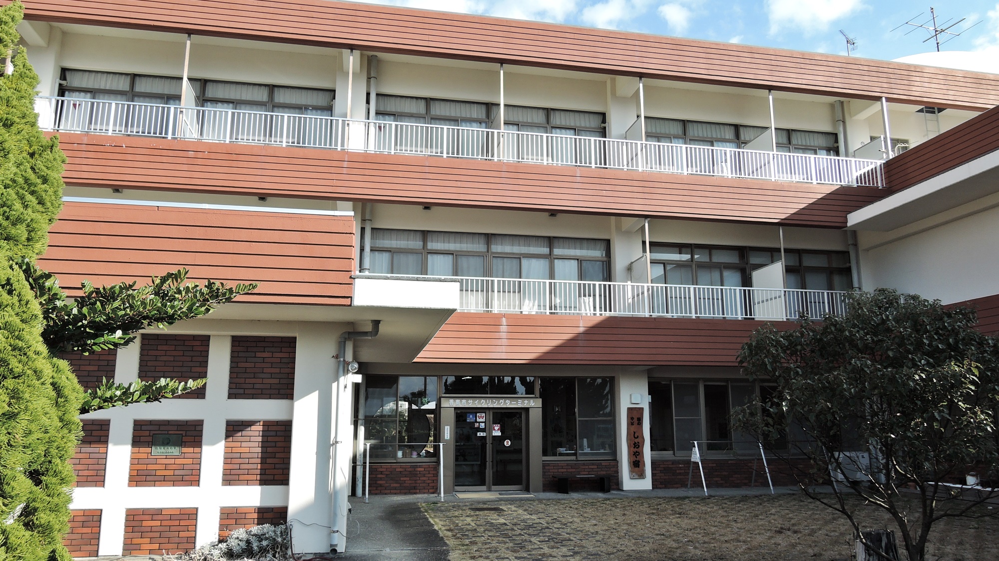 香南市サイクリングターミナル 海のやどしおや宿 施設全景