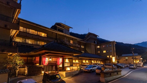 渓谷に佇む源泉湯宿 四万やまぐち館 施設全景