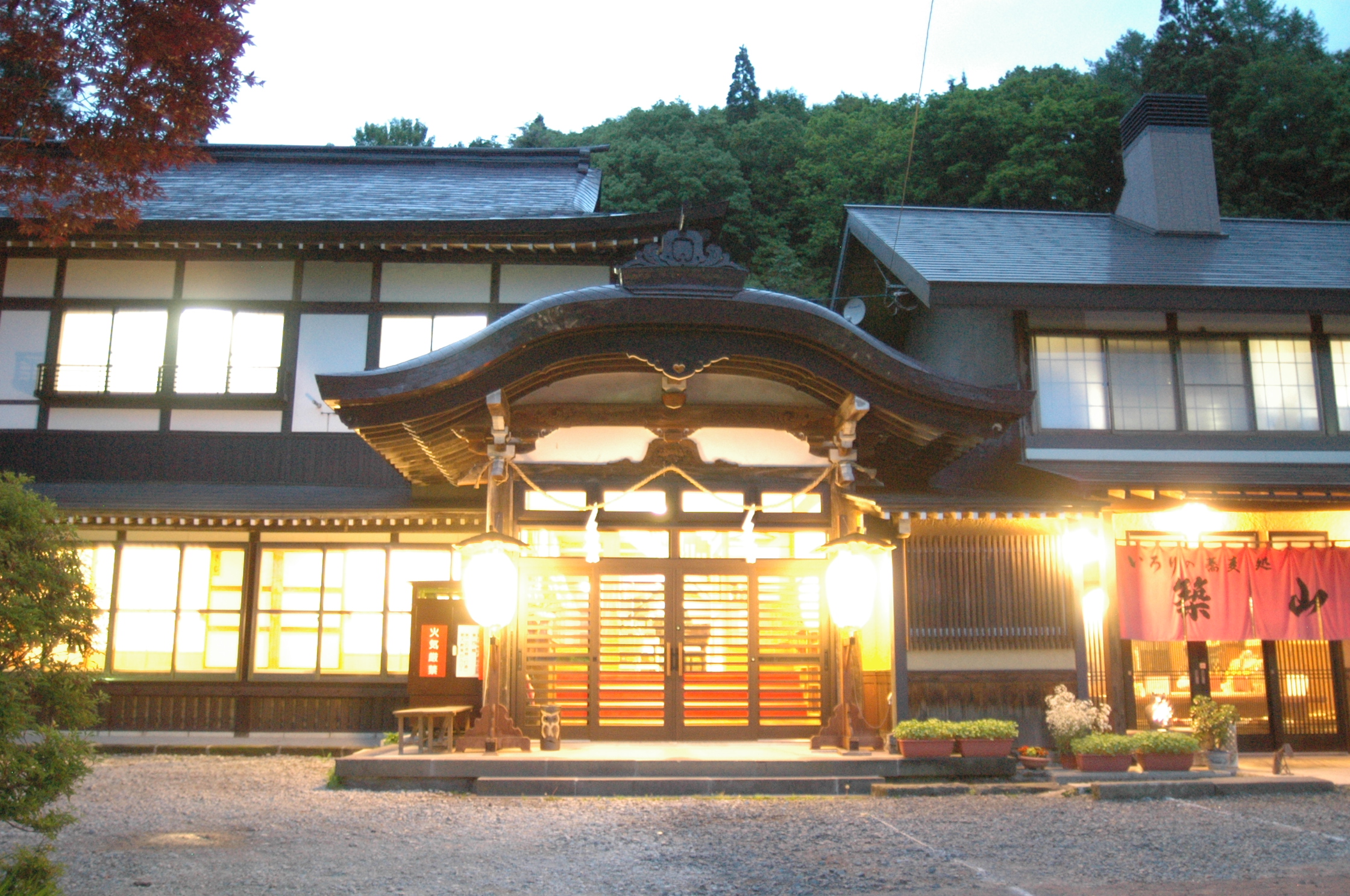 戸隠神社宿坊 いろりのそば処 築山館 施設全景