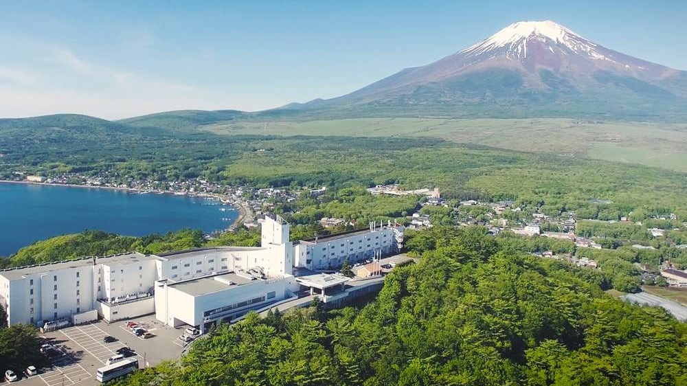 富士山と湖を望むリゾート ホテル マウント富士 施設全景