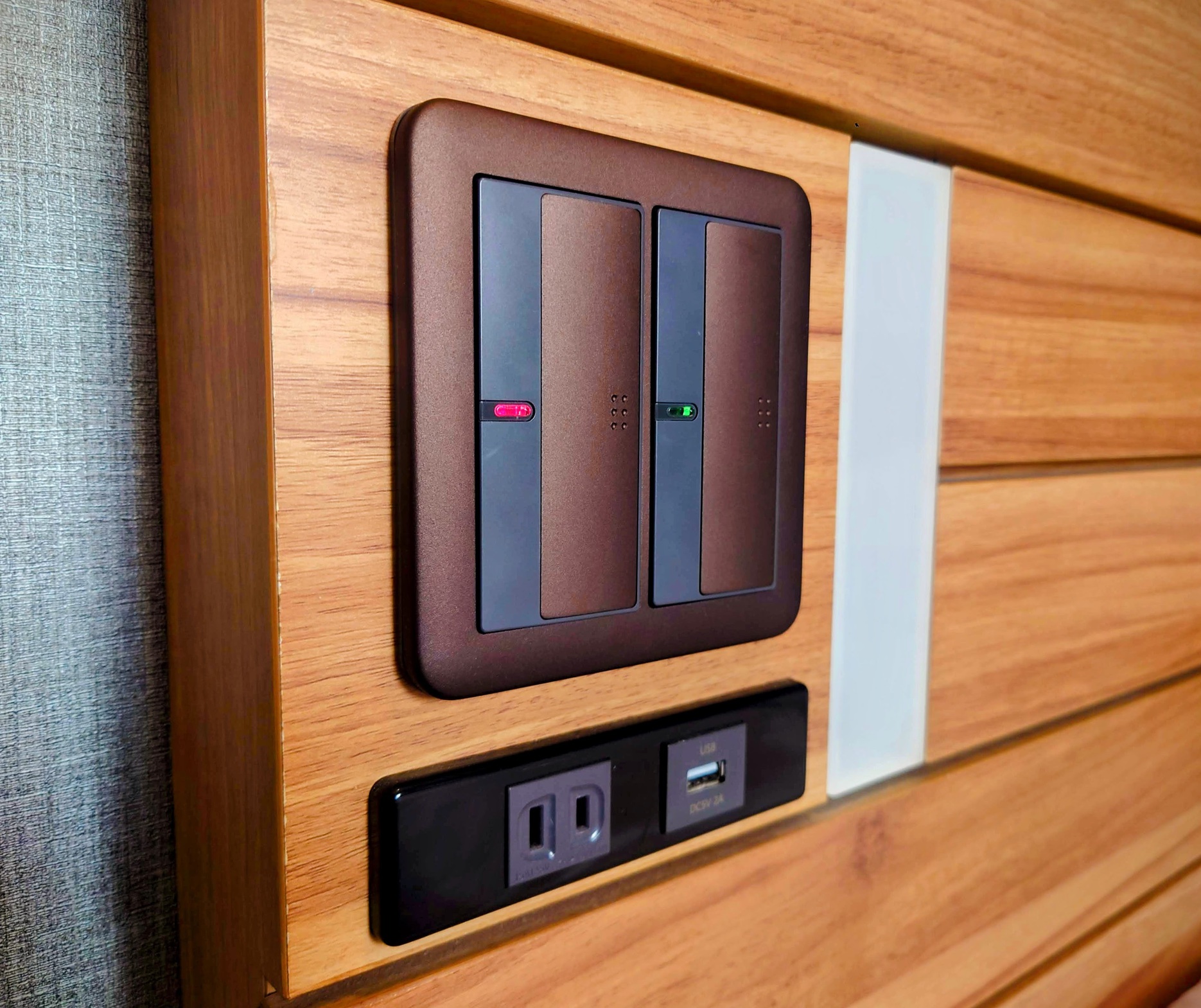 ■ シングル・ダブルルーム ベッドサイド