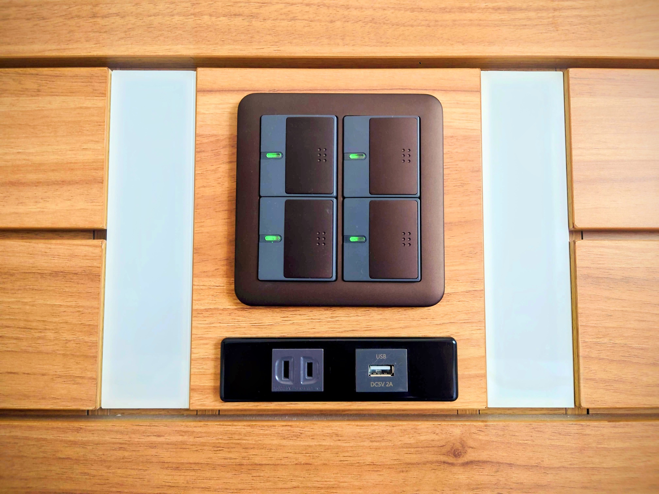 ■ツイン・トリプルルーム ベッドサイド