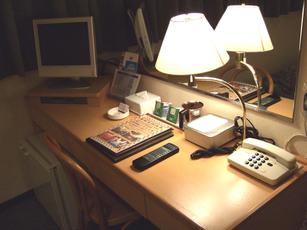 The deluxe single and semi-double, which is not exposed to the sun, has a wide desk and is a death.