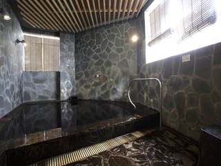 姉妹店『和』のお風呂（別館）。このエリアは露天風呂っぽい雰囲気になっています。