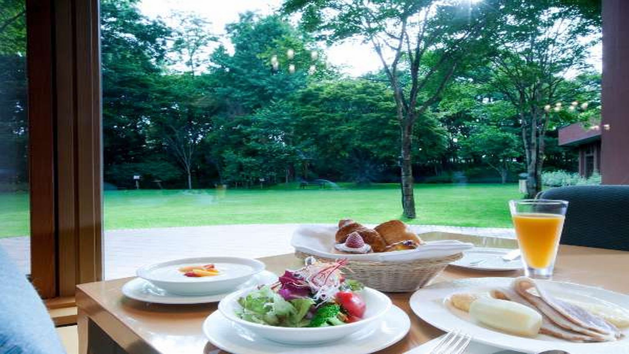 ■朝食／中庭を望むレストランでゆっくりとお食事をお楽しみ下さい。