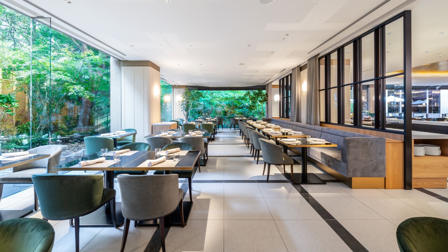 【ポイント10倍】大阪駅から無料バスで15分 「大阪の迎賓館」で寛ぎの時間を  ＜朝食付＞