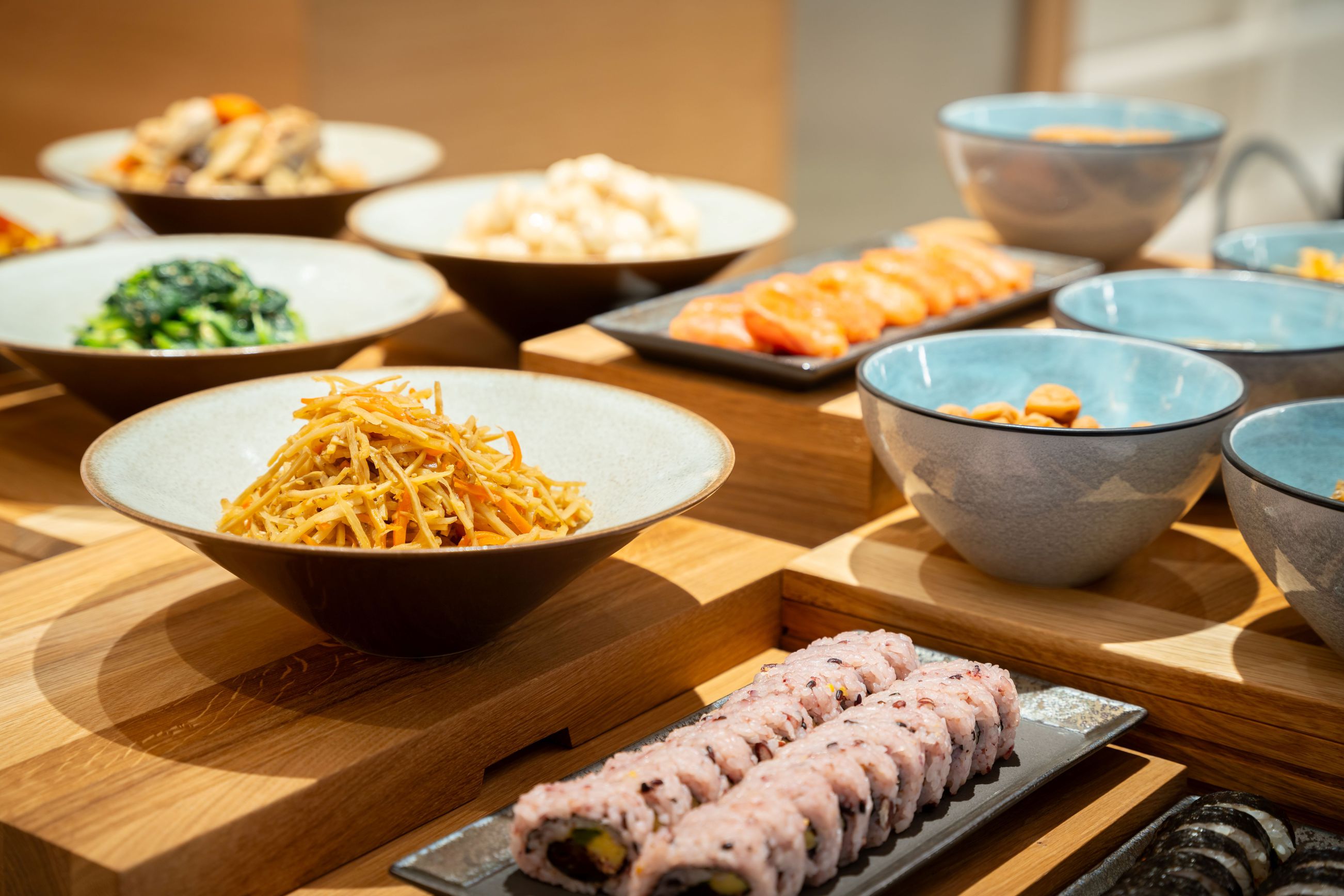 【ポイント10倍】大阪駅から無料バスで15分 「大阪の迎賓館」で寛ぎの時間を  ＜朝食付＞