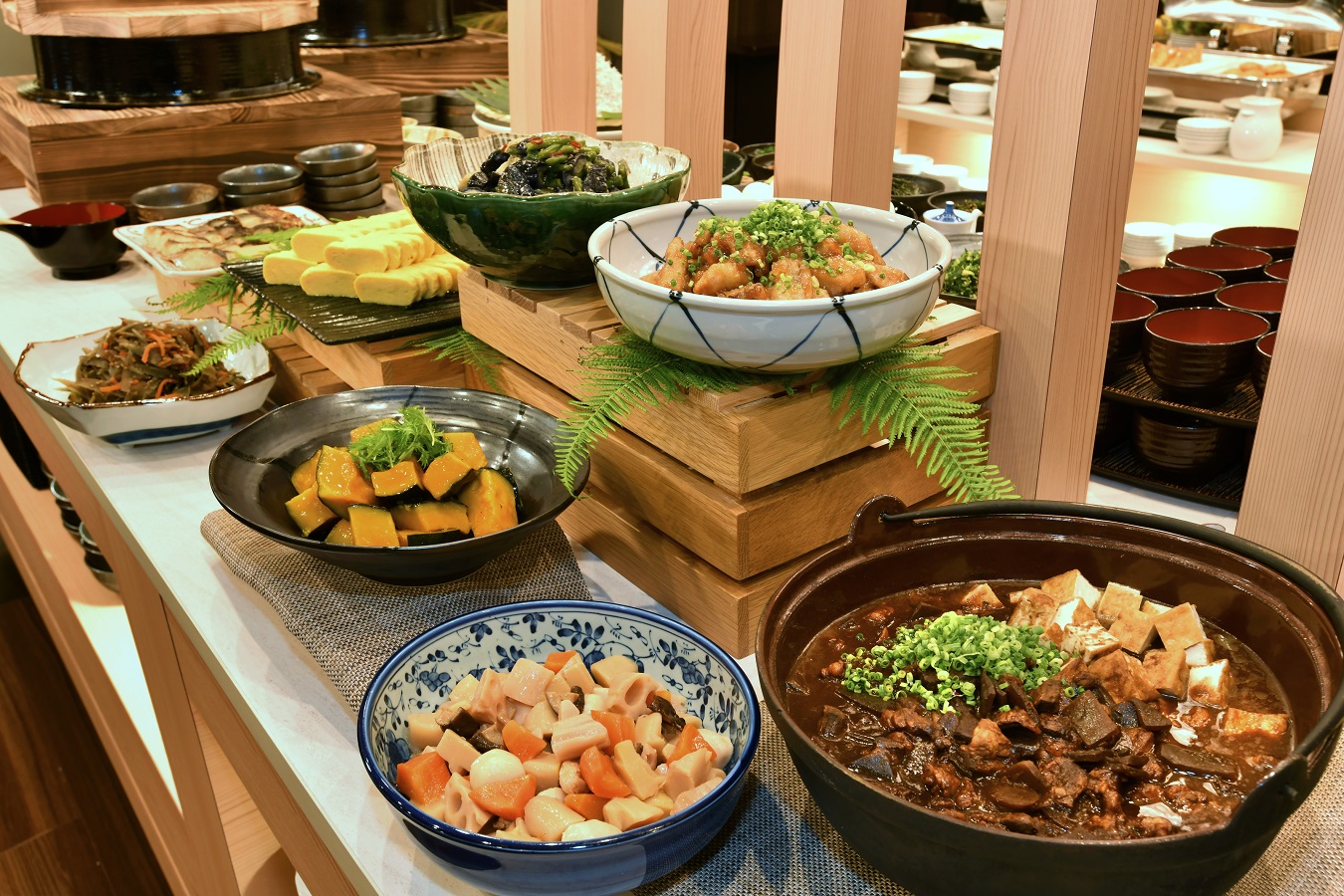 【お米を引き立てるおばんざい】地域名物の「どて煮」のほか、おひたしや煮物など栄養バランスも考慮