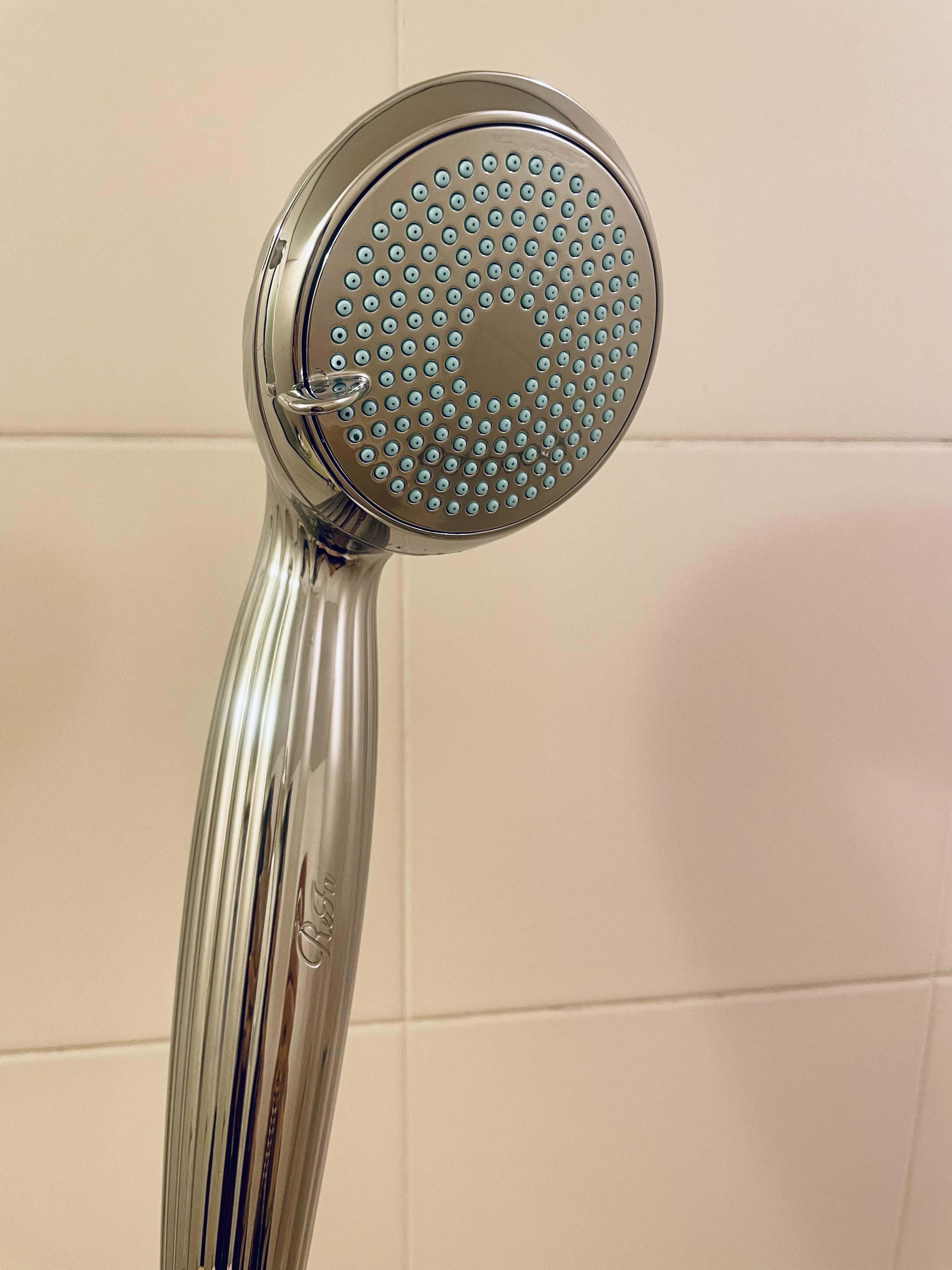 家族風呂のシャワーヘッドはReFa完備