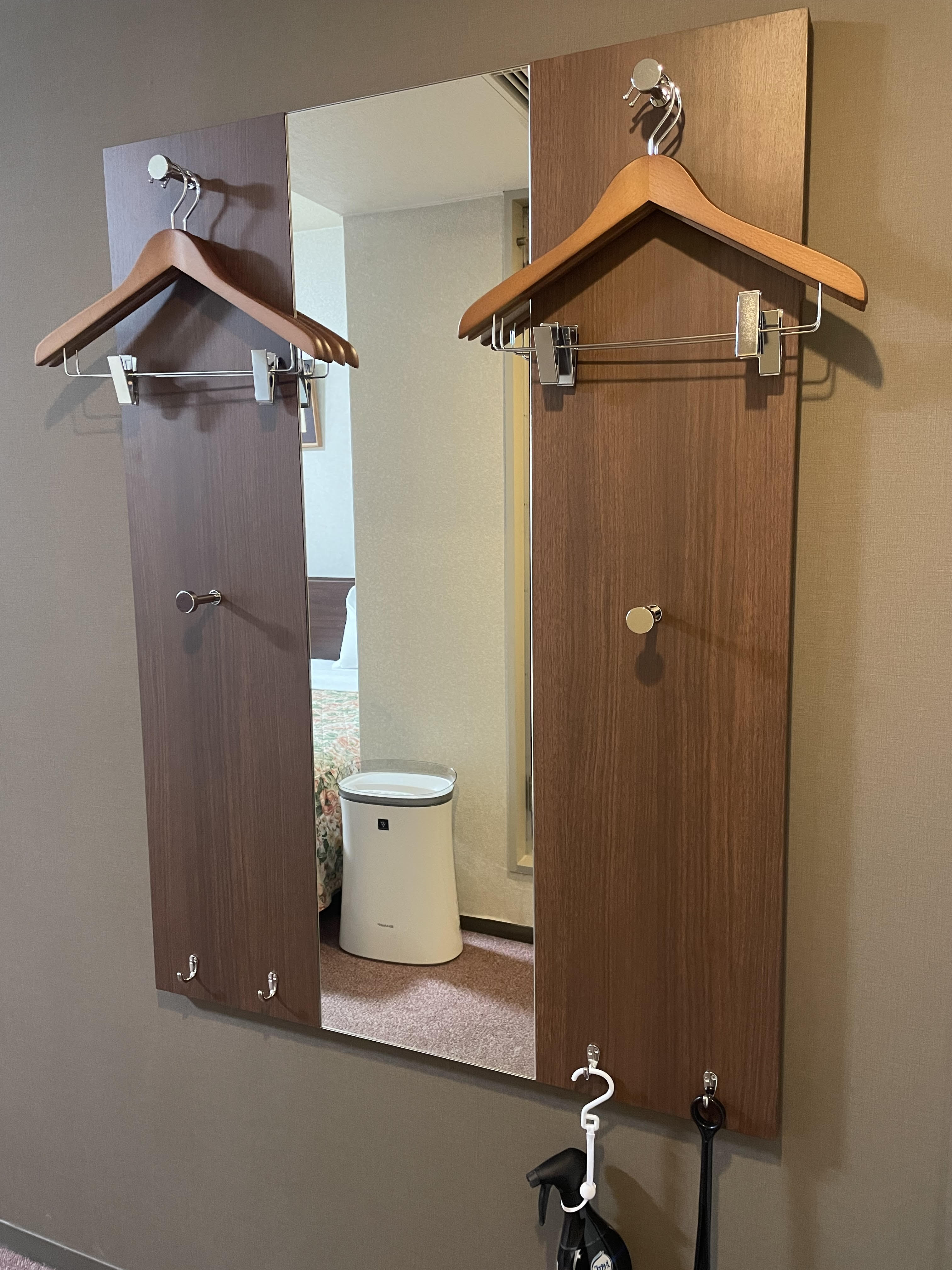 本館ツインルーム　姿見付ハンガー掛け