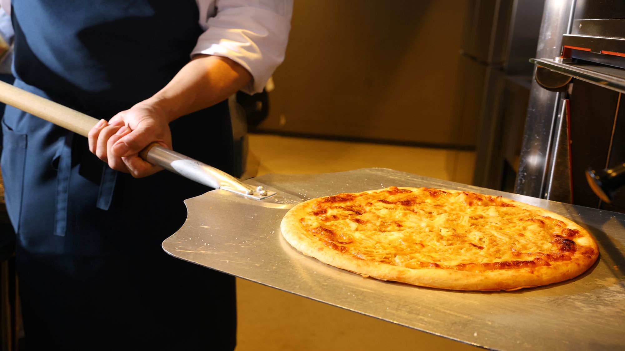 野菜やシーフード、人気の照り焼きチキンなど日替わりでライブキッチン内のオーブンで焼きたてを提供してお