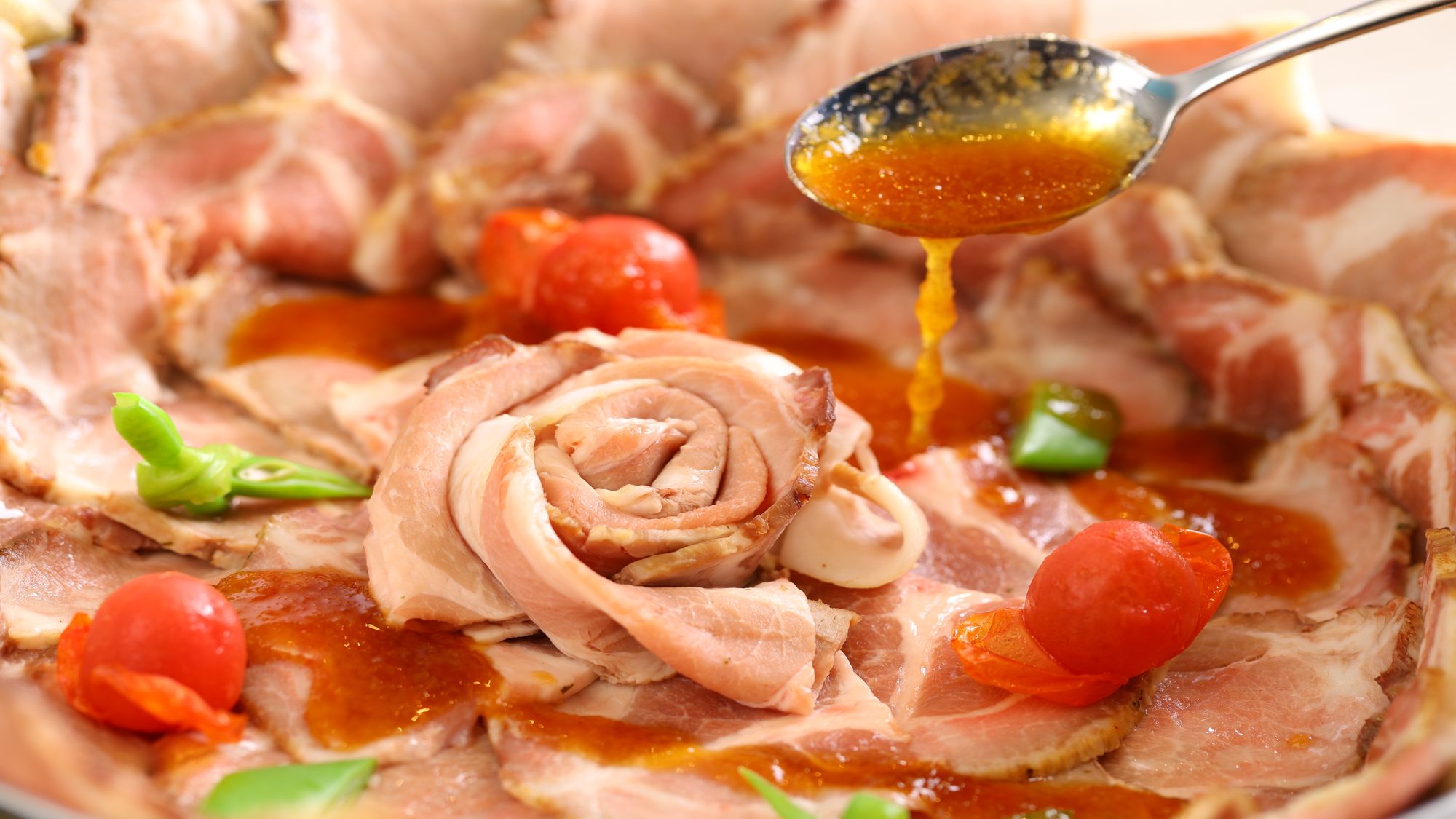 ディナービュッフェイメージ　ローストポーク　旨味あふれるお肉に特製ソースを添えて