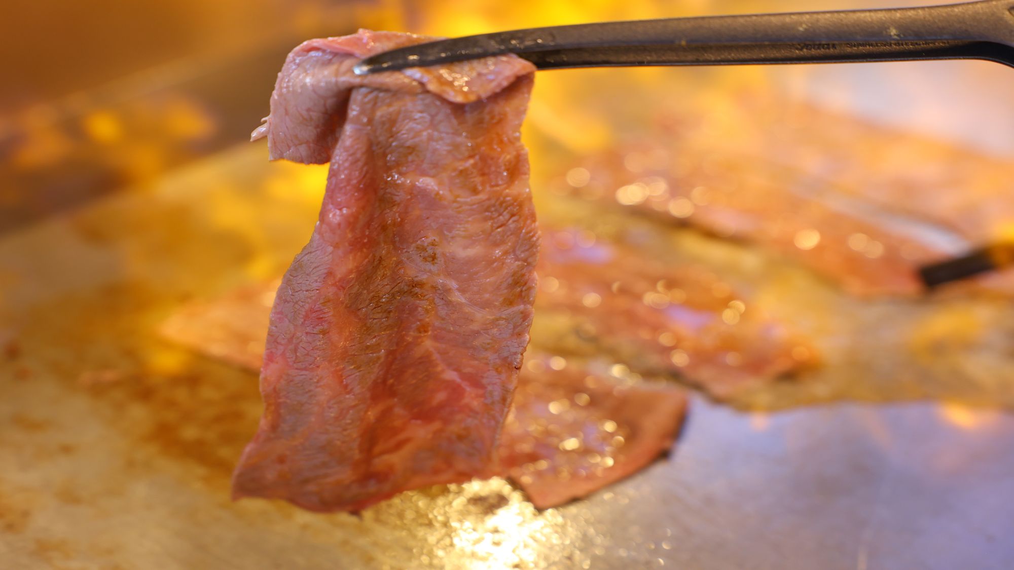 脂の乗った牛肉を食べやすく薄切りにして目の前でサッと炙っております。金山寺味噌やチーズ、千葉醤油など