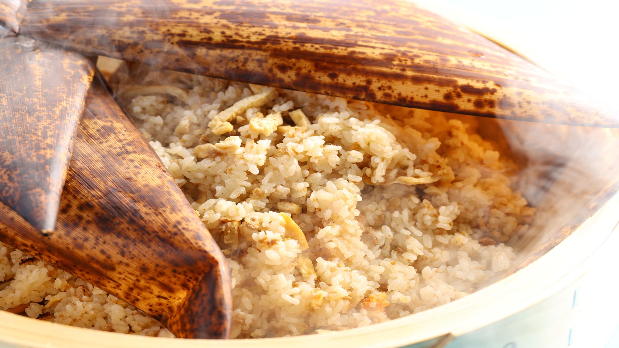 朝食ビュッフェ　「ごんじゅう」は、豚バラ肉と油揚げを甘辛く煮てご飯に混ぜたおにぎり