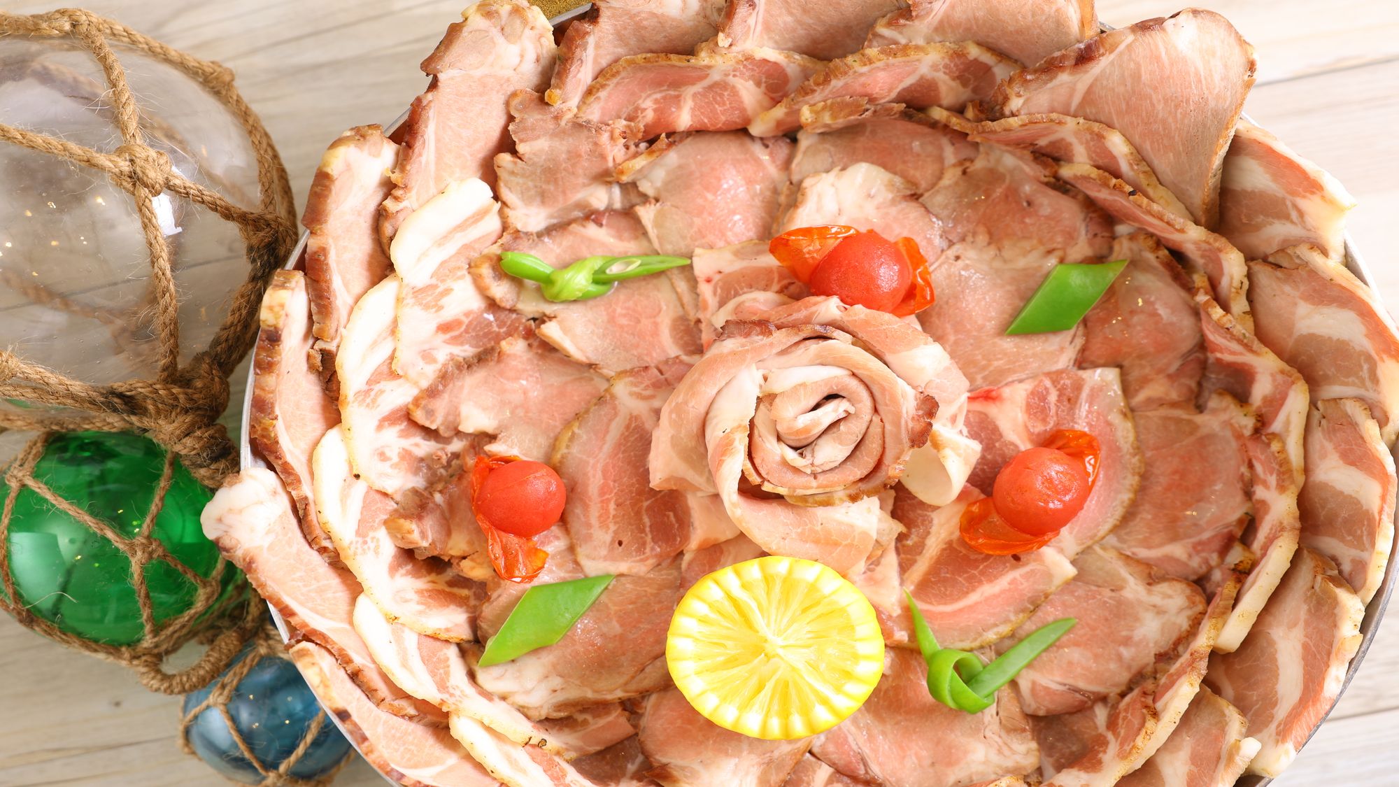 ディナービュッフェイメージ　じっくりと焼き上げたジューシーなローストポーク