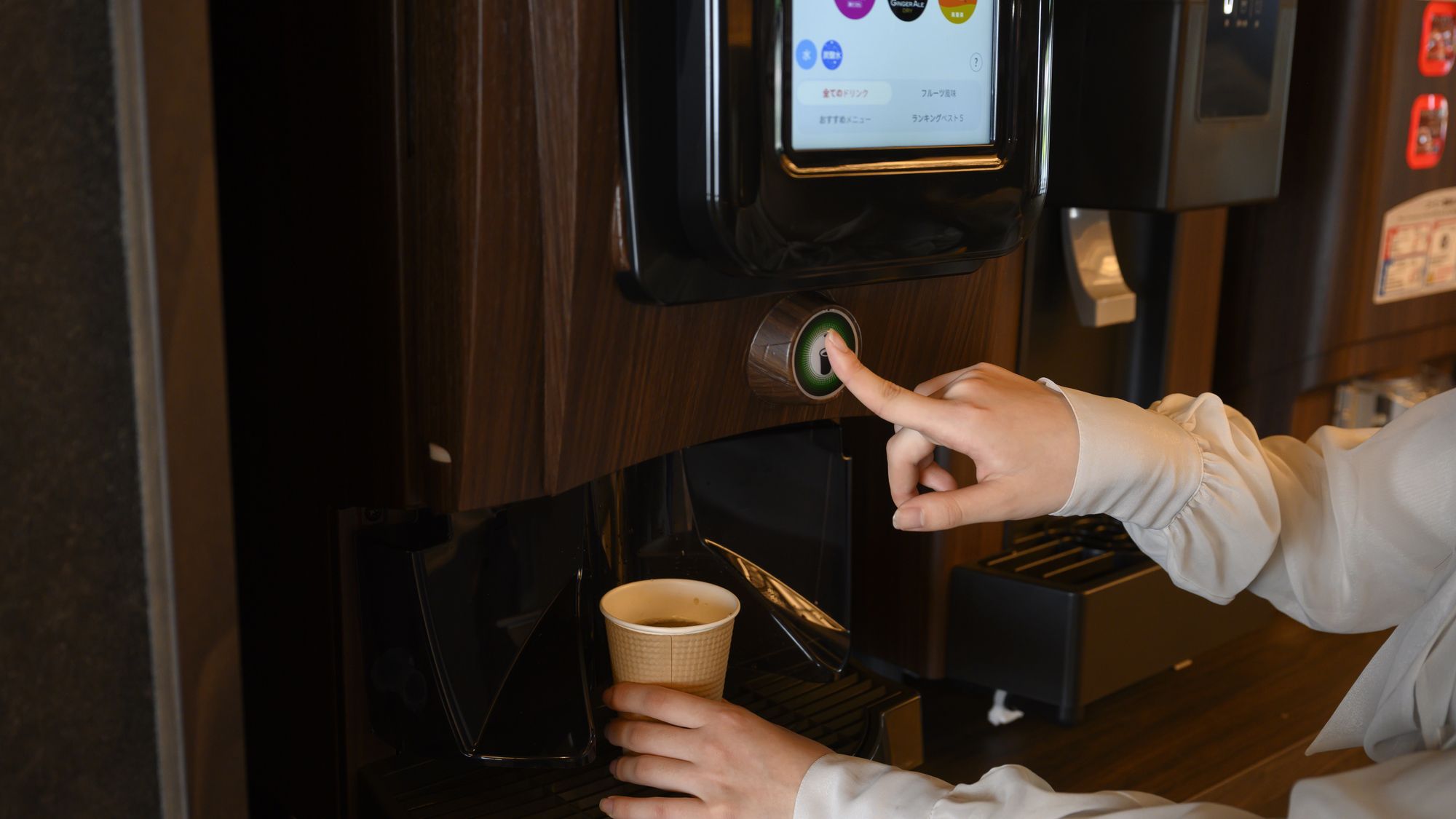 【ロビーラウンジ】コーヒーやソフトドリンクなど各種ご用意しております（提供時間 14:30～17:3