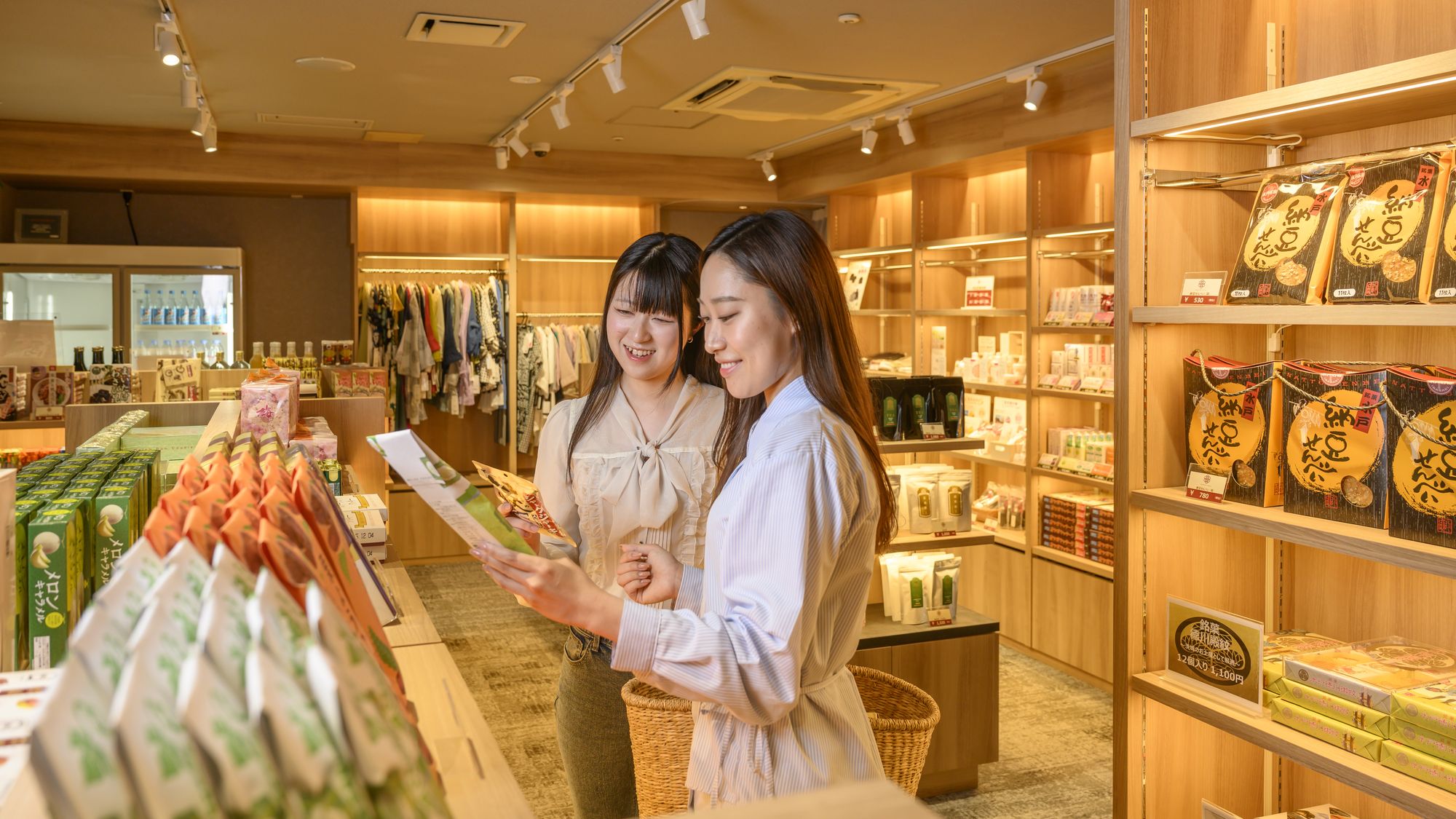 売店(営業時間 7:30～10:30／14:30～20:00) 大洗のお土産はここで！