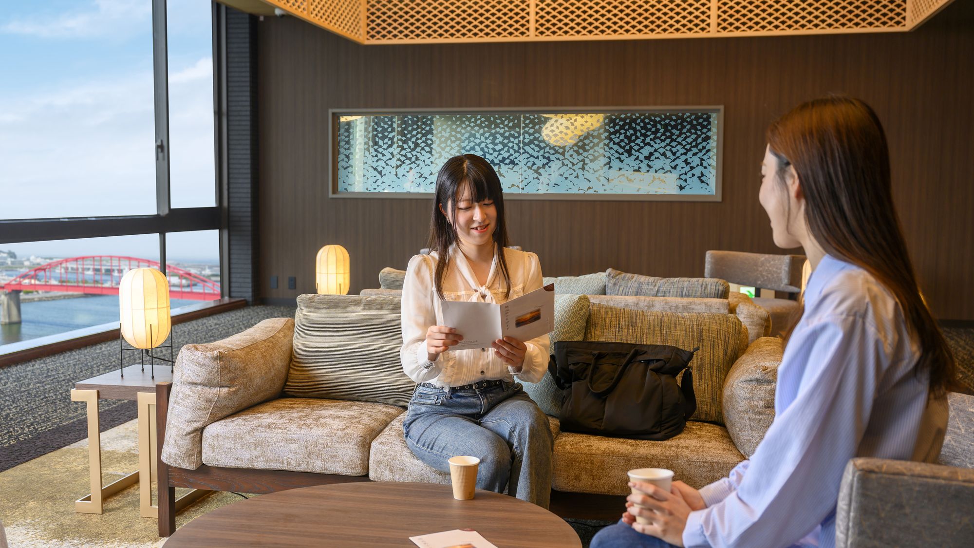 【ロビーラウンジ】チェックイン後はお好みのお飲み物をお楽しみください。