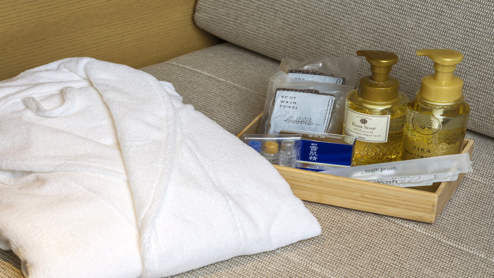 天然温泉付客室～客室備品：雪肌精などの豊富なアメニティ～