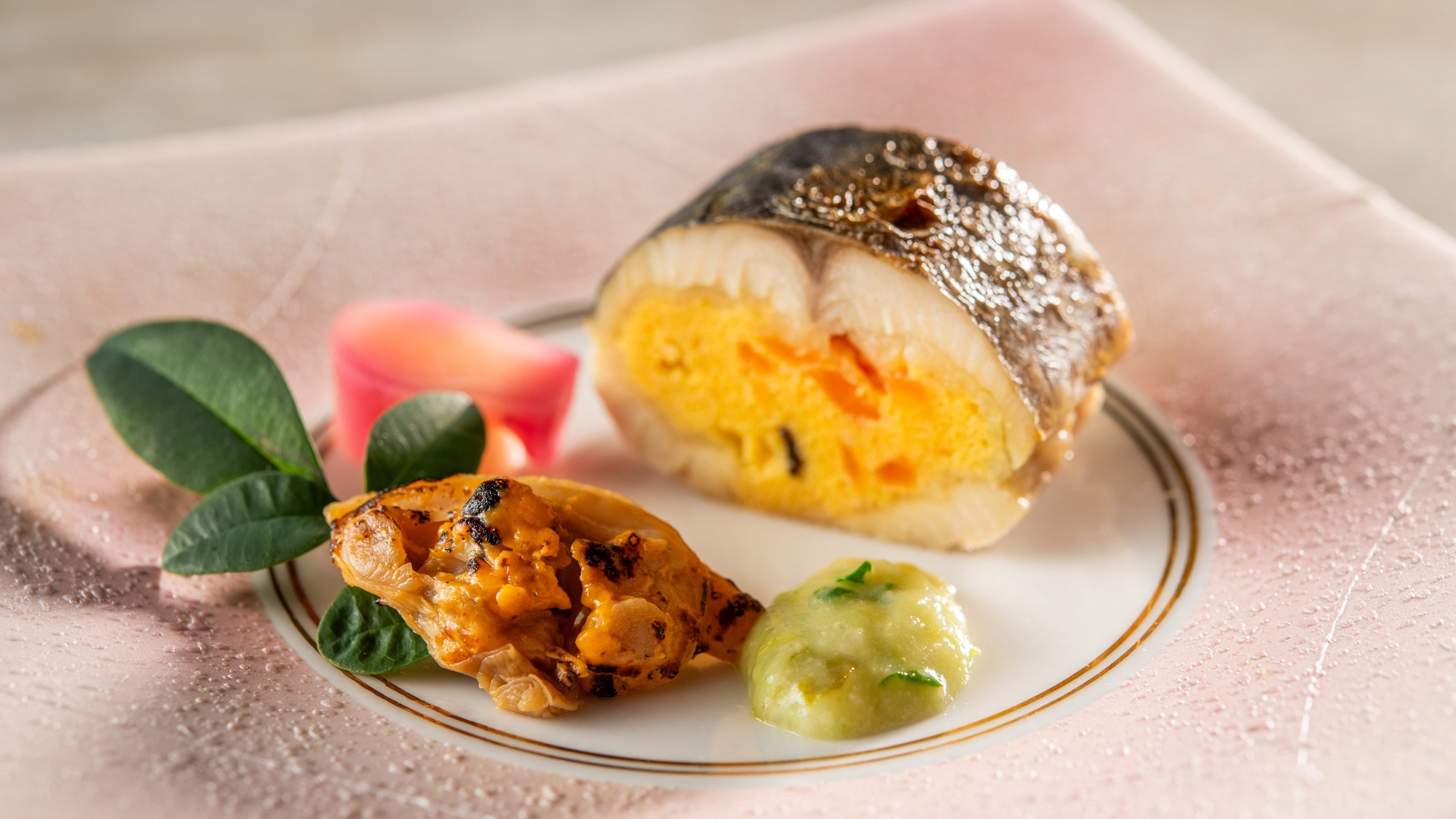 【季節の会席】春（2026年3月～5月）焼  物 ・鰆けんちん巻 あさり雲丹焼