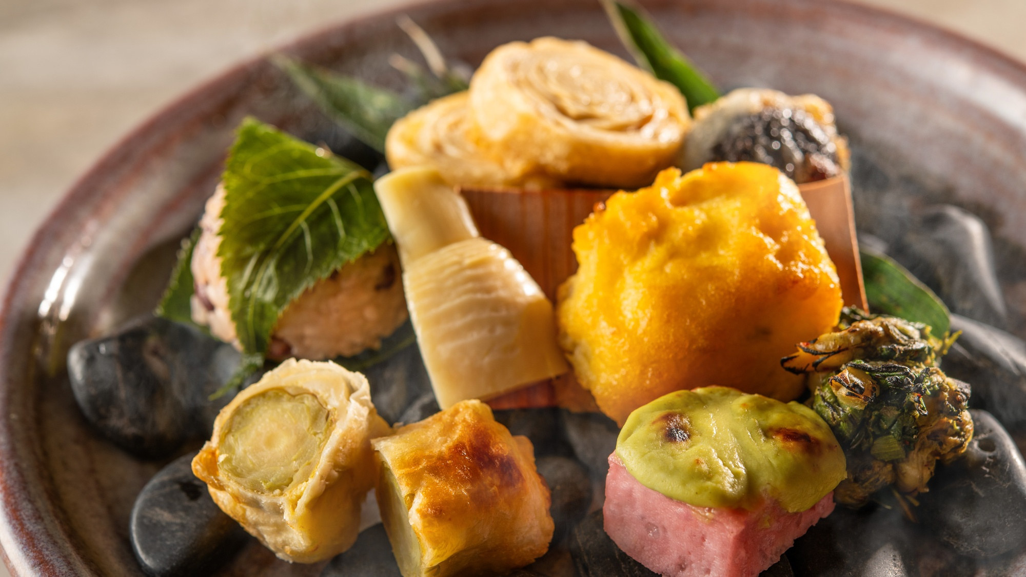 【土地の恵み会席】春（2026年3月～5月）焼八寸 ・カレイ素焼・筍含ませ・道明寺麩木の芽チーズ