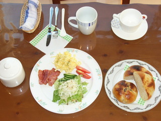 朝食（パン食）の一例