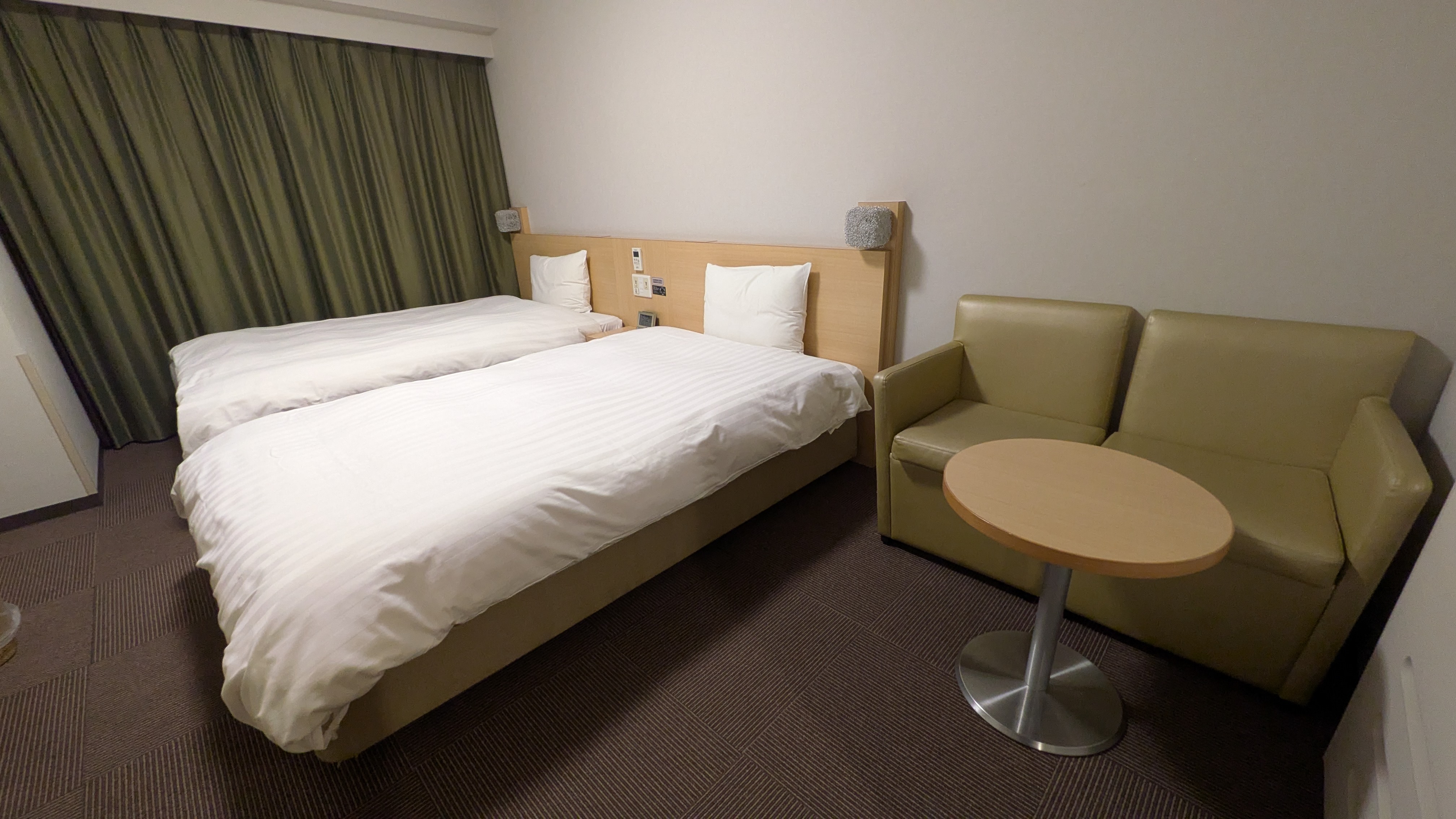 ツインルーム【喫煙/禁煙】（シモンズ社製：1200&times;2050&times;2台）20.2平米