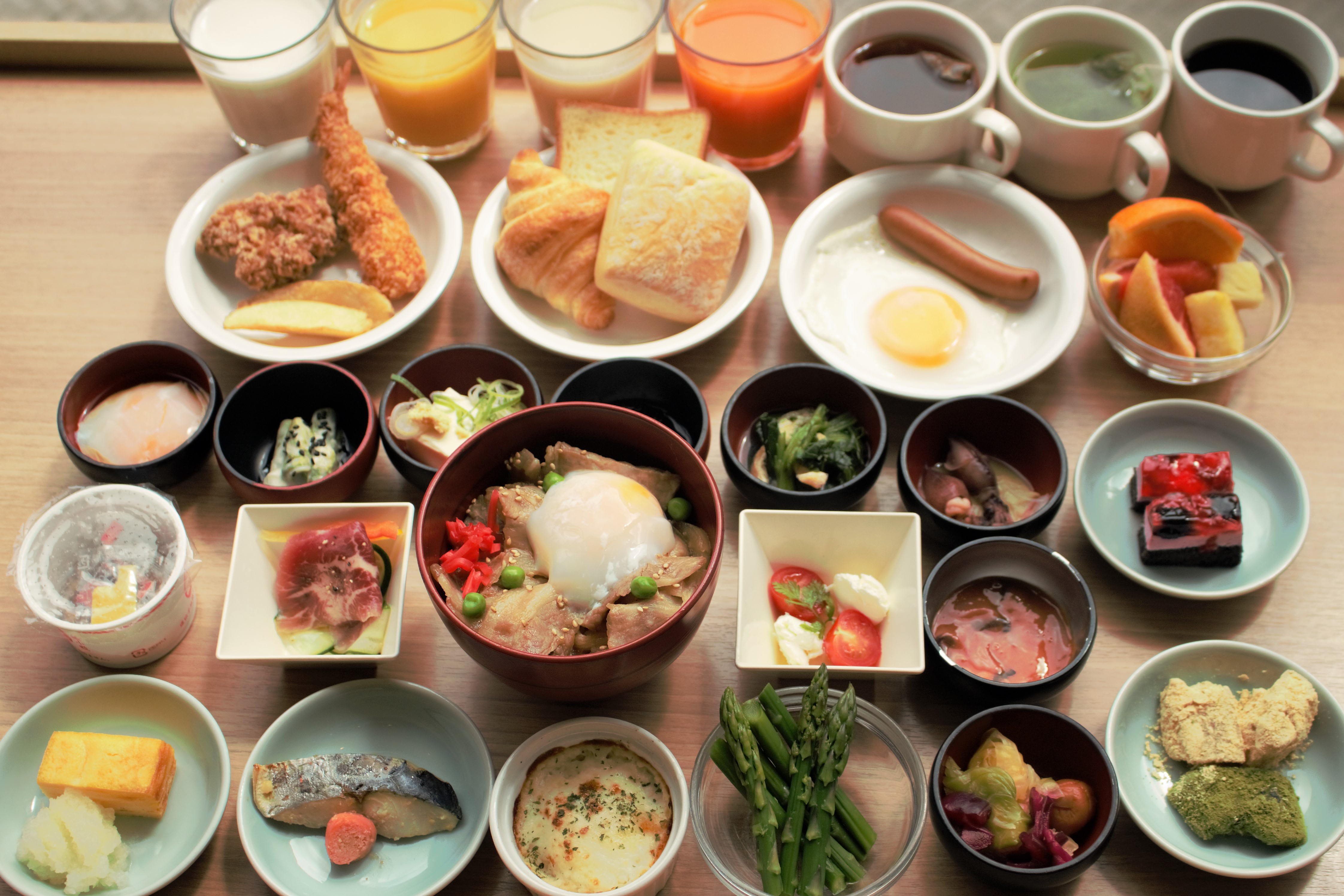 ご朝食の盛り付け一例でございます。朝から和洋お好きなものをお選びいただけます。