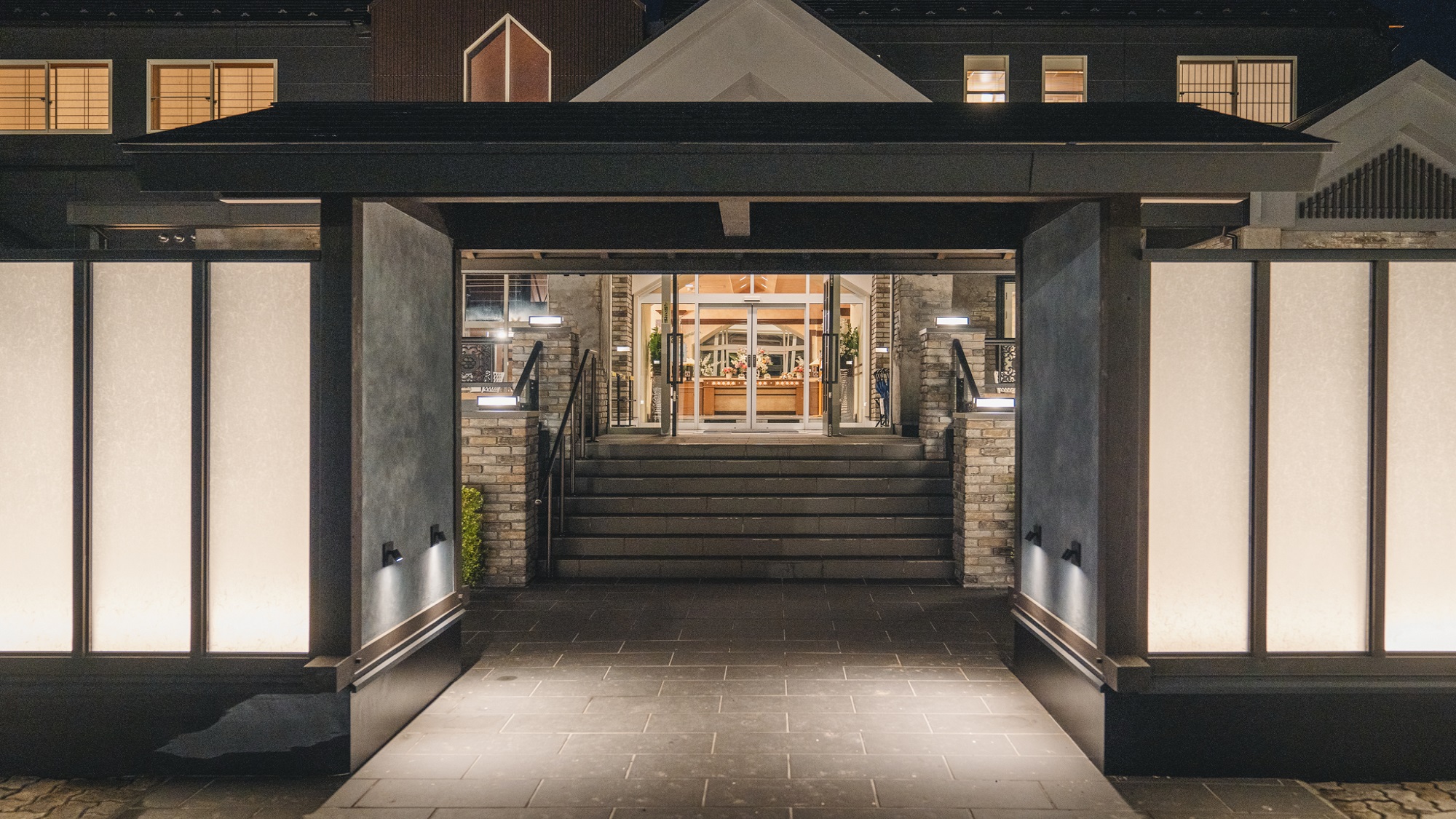 緑の山々に囲まれた和風リゾートの宿です