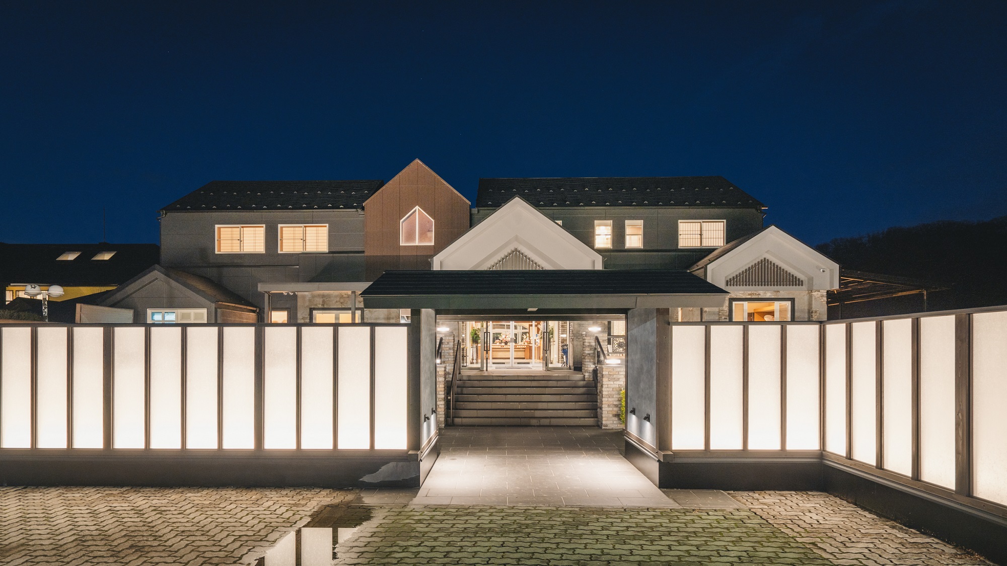 緑の山々に囲まれた和風リゾートの宿です