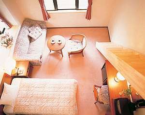 This 201 maisonette is 16 tatami mats and comes with a refrigerator and air purifier, and the desk can fit a 32-inch LCD screen, which is great.