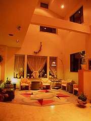 シルクウッド自慢の開放感のある大きな吹き抜けのラウンジジュウタンは別注です。