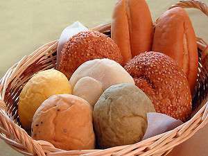 皆様に好評の国産小麦粉使用の朝の手作りパンは、今はチーズ、マヨネーズ、ミルク、バターロールと４種類。