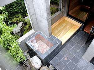 涼しげな露天風呂！秋は紅葉、冬は雪見露天と季節感溢れます