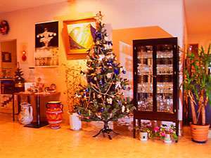 クリスマスツリーも色々の１２月のロビー今年は少し小さめお外はホワイトクリスマス